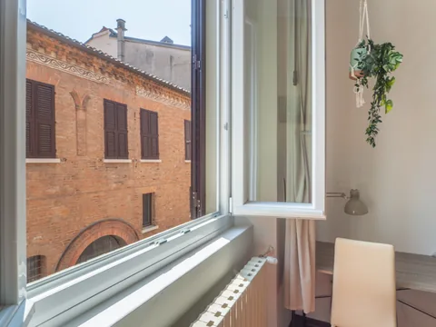 Schlafzimmerfenster und Heizkörper