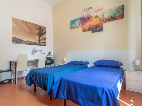 Schlafzimmer mit blauen Betten und Schreibtisch