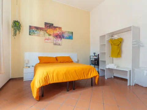 Schlafzimmer mit orangefarbenem Bett, weite Aussicht
