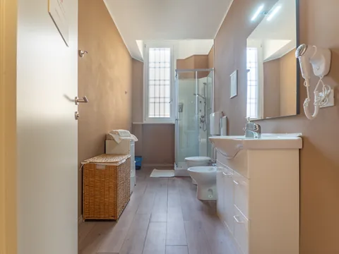 Badezimmer mit Dusche und Waschbecken