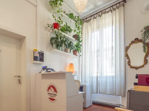 Möblierte Ecke neben einem Fenster