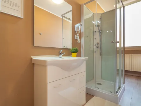 Badezimmer mit Dusche und Waschtisch