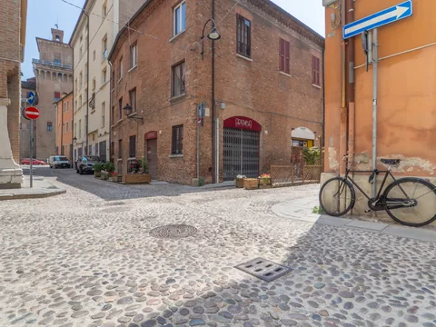 Backsteingebäude an einer Straßenecke