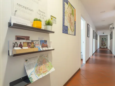 Flur mit Regalen und Gästeinformation