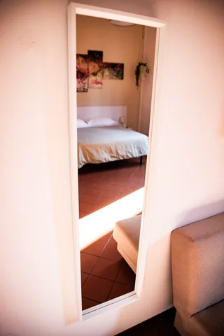 Spiegel spiegelt das Schlafzimmer wider